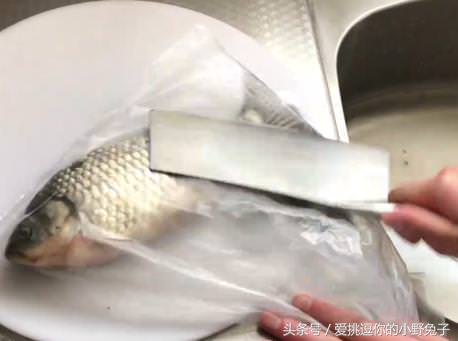刮魚鱗只需一個塑料袋！刮魚鱗不飛濺不髒手，而且省時省力又潔凈！