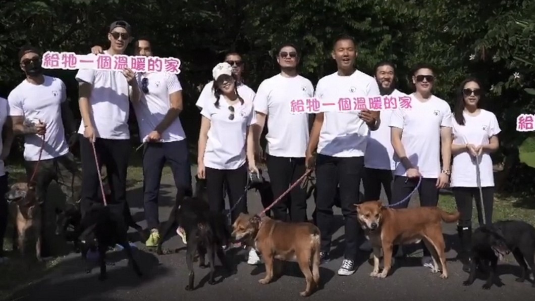 放心高飛！高以翔告別式「爸爸哭著自彈自唱」送兒好走　媽媽堅強「說出最後的心聲」全場一片淚海　