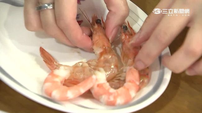 聚餐蝦子沒人動！同事超體貼「幫忙大家剝蝦」卻沒人敢吃　他哽咽「做錯了嗎」網：你不懂人情世故