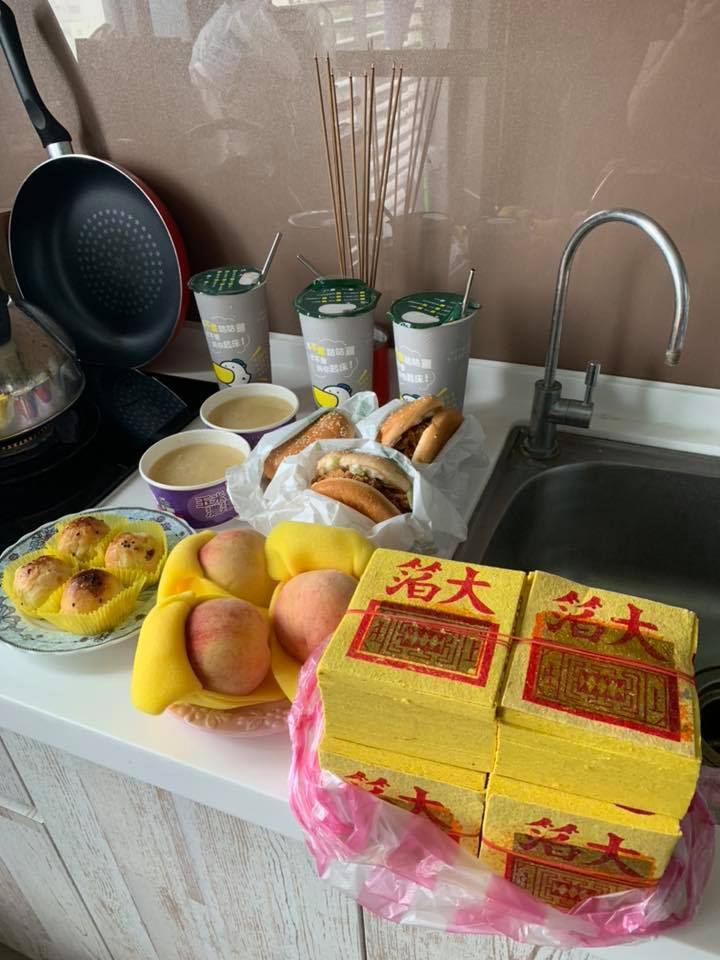 客廳只有他！拜地基主「耳邊傳來呢喃聲」：沒飲料、沒飲料　道長問妻子秒懂「祂跑來投訴了啦」