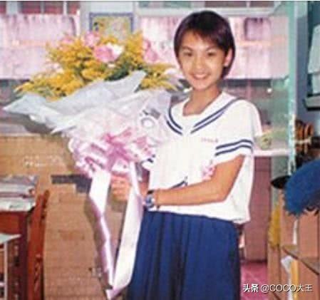 兒時太醜被爸爸嫌棄？楊丞琳首曬15歲學生照，「穿水手服+利落短髮」清純亮眼：女大十八變