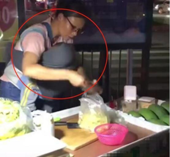為母則剛！夜市攤女老闆胸前總掛「黑色布兜」顧客不解湊近一看  瞬間淚目：再來一份