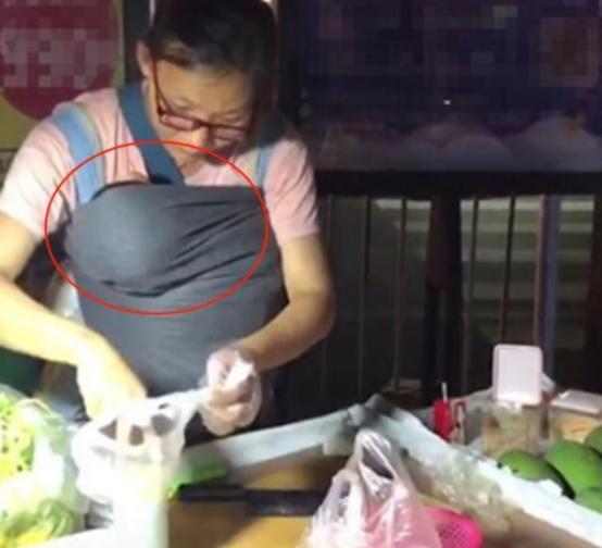 為母則剛！夜市攤女老闆胸前總掛「黑色布兜」顧客不解湊近一看  瞬間淚目：再來一份
