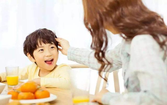 淚奔！夜市女攤主胸口「掛布袋」營業　細心顧客發現「母性光輝超閃」高喊：老闆再來一份