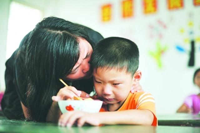 為母則剛！夜市攤女老闆胸前總掛「黑色布兜」顧客不解湊近一看  瞬間淚目：再來一份