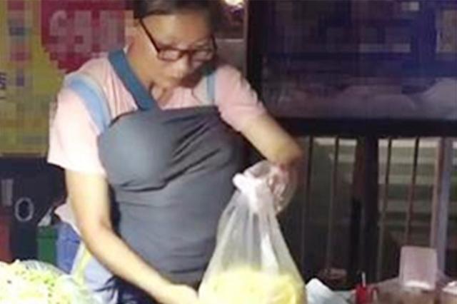 為母則剛！夜市攤女老闆胸前總掛「黑色布兜」顧客不解湊近一看  瞬間淚目：再來一份