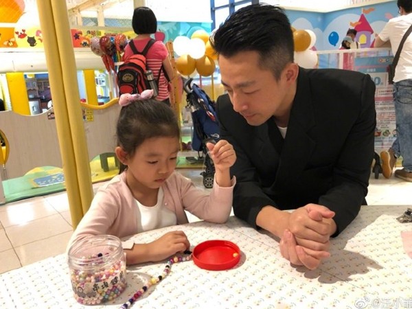 汪小菲女兒暴風抽高！身高「超過180公分爸爸腰部」　5歲小玥兒遺傳「大S長腿基因」背影超像媽媽