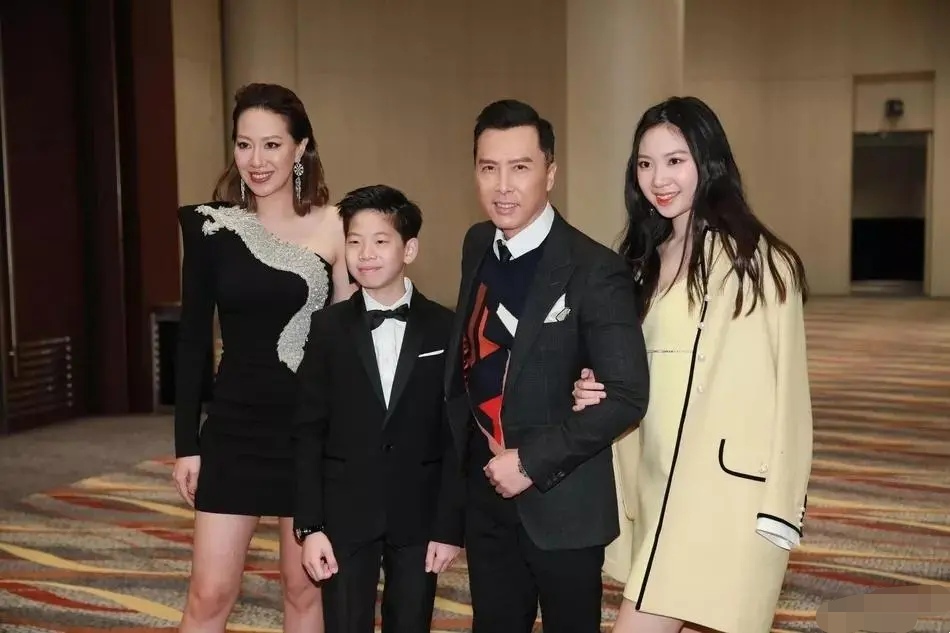 甄子丹一家四口亮相！15歲愛女「模特兒架式十足」身高超過爸爸　名模妻短旗袍「氣場全開」長腿美翻