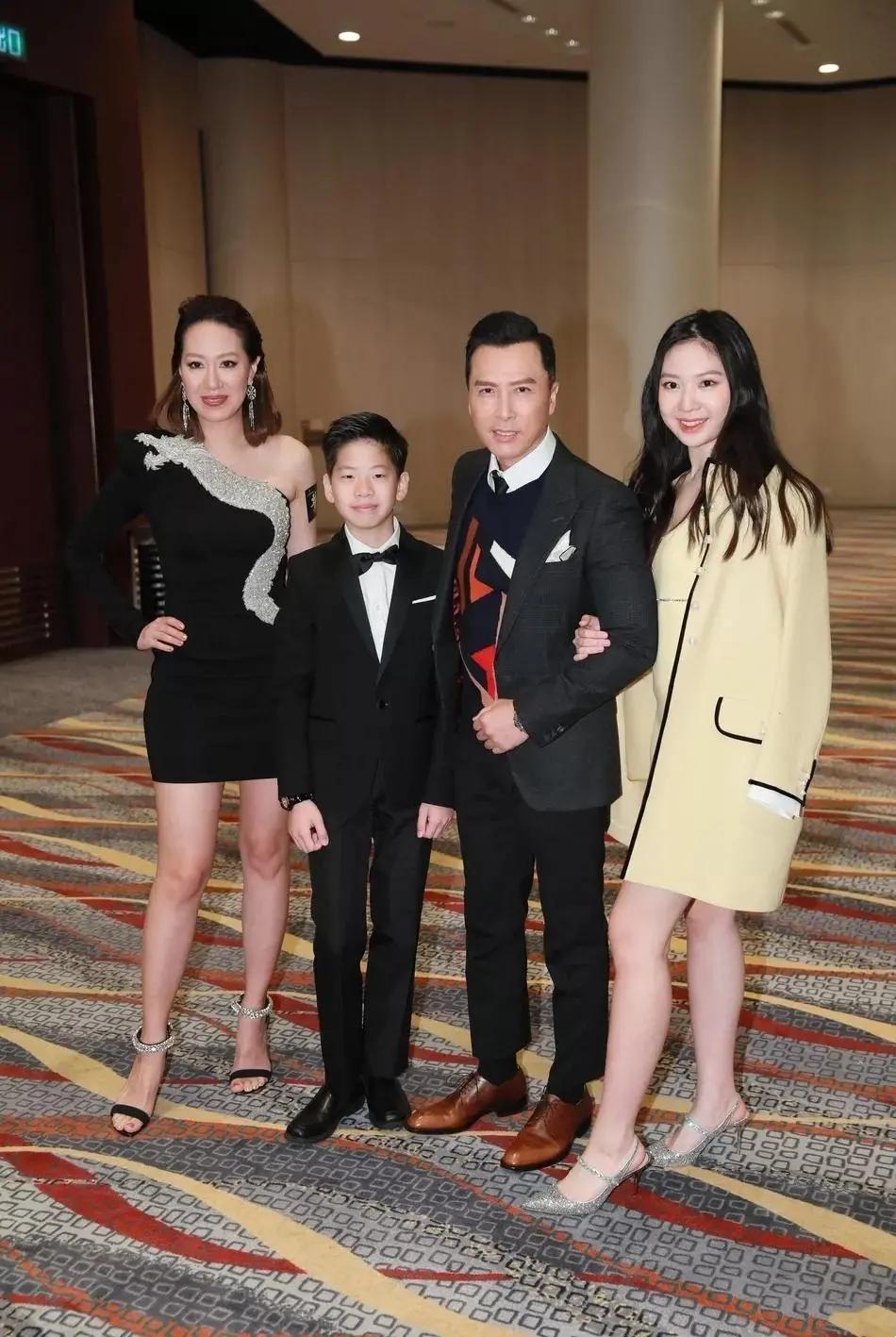 甄子丹一家四口亮相！15歲愛女「模特兒架式十足」身高超過爸爸　名模妻短旗袍「氣場全開」長腿美翻