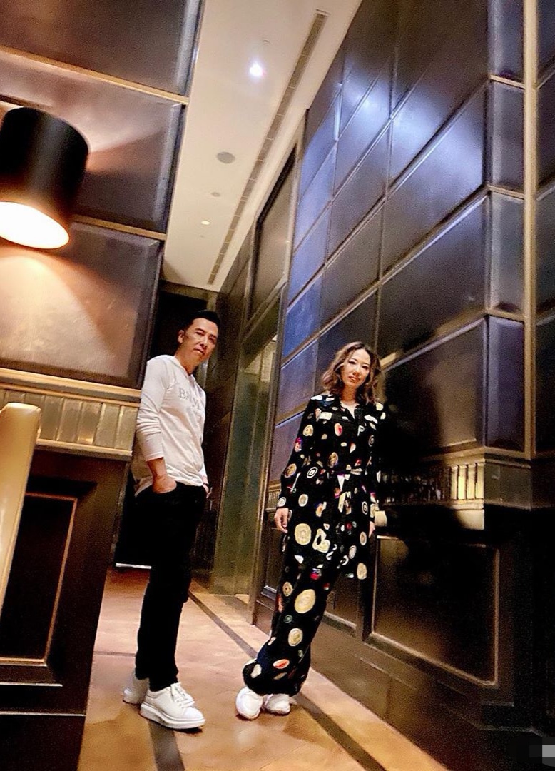 甄子丹一家四口亮相！15歲愛女「模特兒架式十足」身高超過爸爸　名模妻短旗袍「氣場全開」長腿美翻