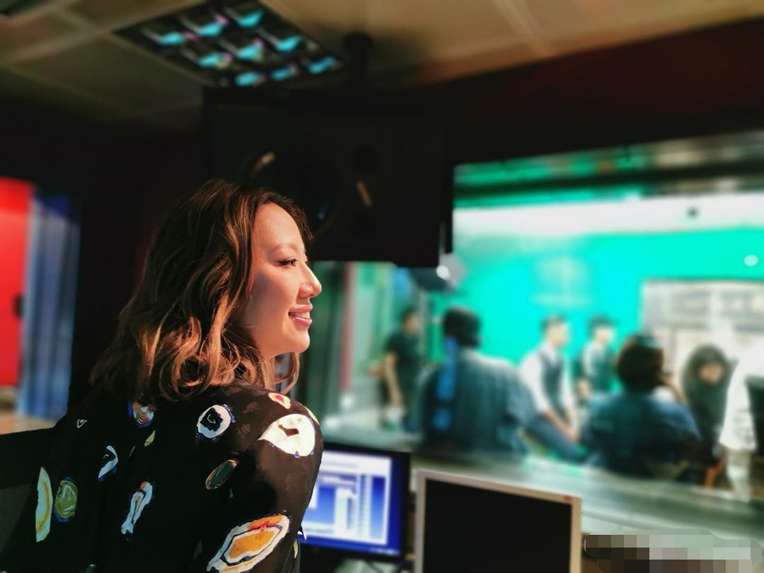 甄子丹一家四口亮相！15歲愛女「模特兒架式十足」身高超過爸爸　名模妻短旗袍「氣場全開」長腿美翻