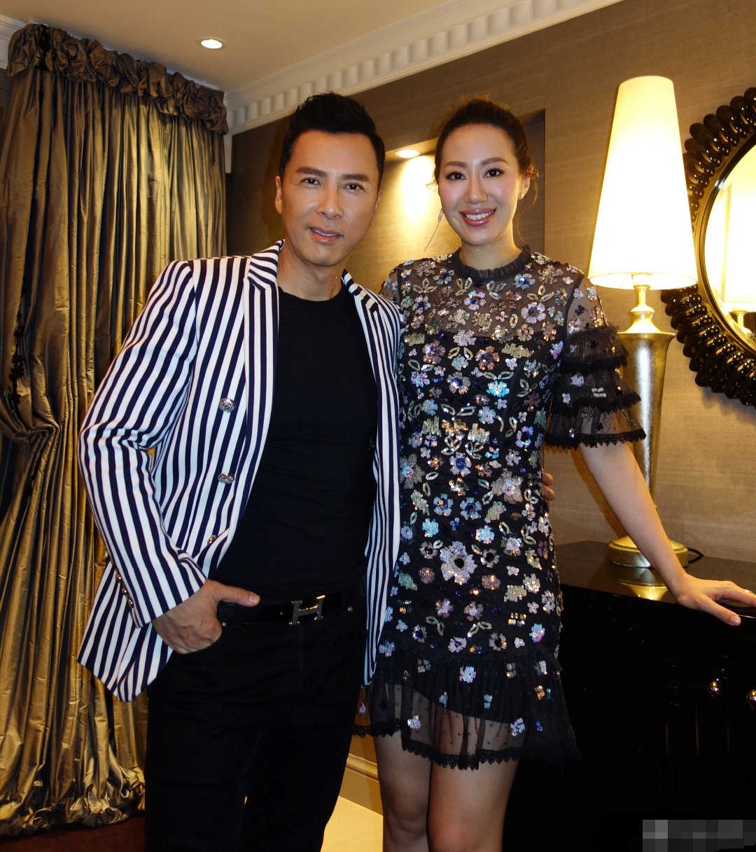 甄子丹一家四口亮相！15歲愛女「模特兒架式十足」身高超過爸爸　名模妻短旗袍「氣場全開」長腿美翻