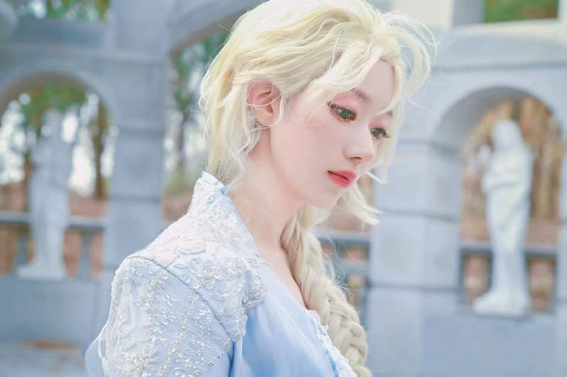 仙氣正妹「Cos《冰雪奇緣》艾莎」美到屏息！再曬「變身安娜系列照」精緻到網全戀愛：不輸原版❤   
