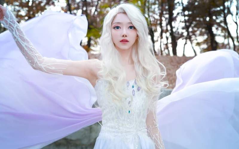 仙氣正妹「Cos《冰雪奇緣》艾莎」美到屏息！再曬「變身安娜系列照」精緻到網全戀愛：不輸原版❤   