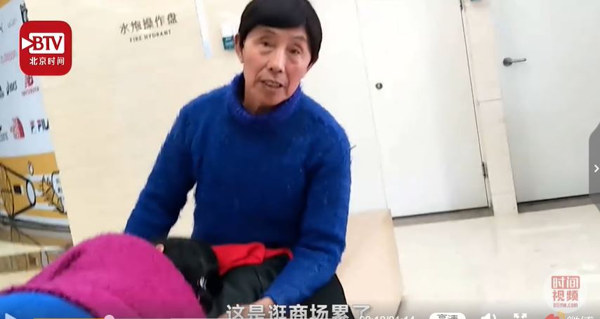 最暖丈夫！65歲老翁坐長凳「雙手護妻午睡」絲毫不敢動　結婚40年「從未吵架」全靠包容體諒