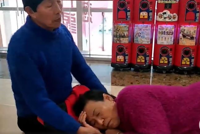 最暖丈夫！65歲老翁坐長凳「雙手護妻午睡」絲毫不敢動　結婚40年「從未吵架」全靠包容體諒