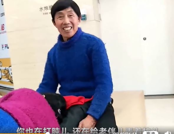 最暖丈夫！65歲老翁坐長凳「雙手護妻午睡」絲毫不敢動　結婚40年「從未吵架」全靠包容體諒