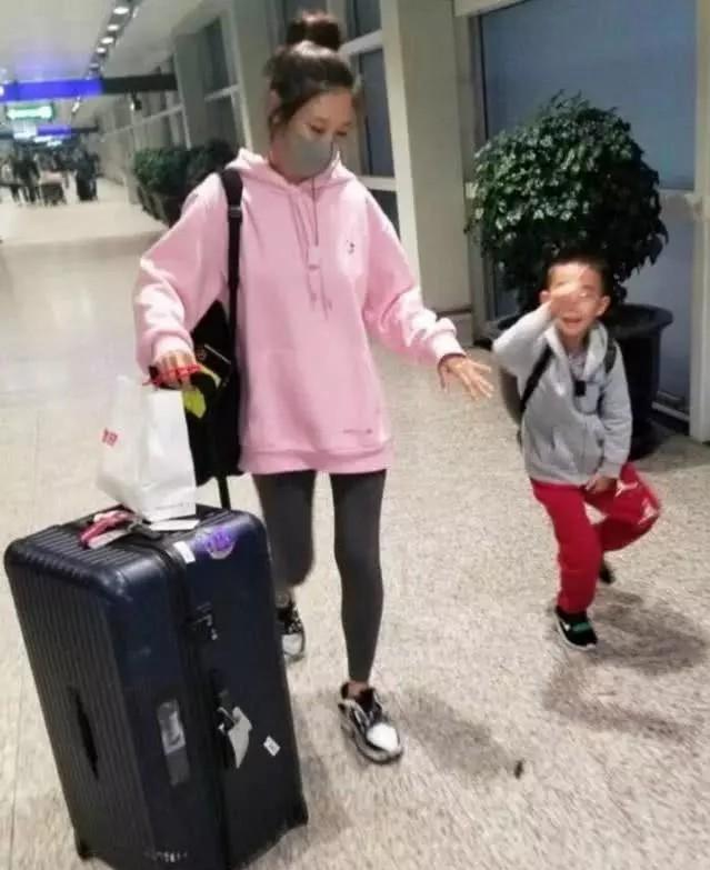 應采兒懷二胎首現身！「衣著寬鬆難掩孕肚」Jasper暖牽母　陳小春「不生女兒」怕成前世仇人