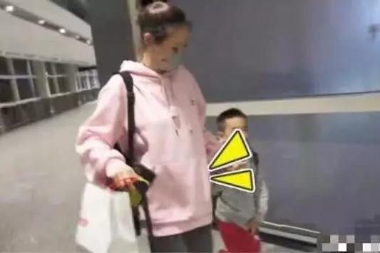 應采兒懷二胎首現身！「衣著寬鬆難掩孕肚」Jasper暖牽母　陳小春「不生女兒」怕成前世仇人