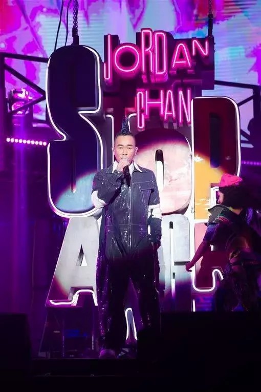 應采兒懷二胎首現身！「衣著寬鬆難掩孕肚」Jasper暖牽母　陳小春「不生女兒」怕成前世仇人