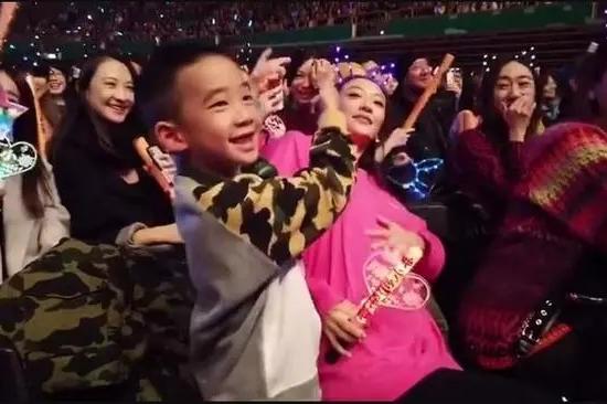 應采兒懷二胎首現身！「衣著寬鬆難掩孕肚」Jasper暖牽母　陳小春「不生女兒」怕成前世仇人