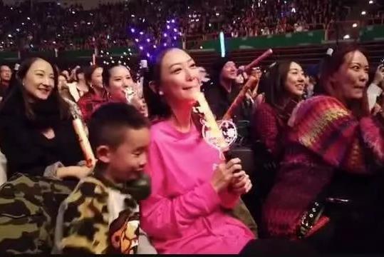 應采兒懷二胎首現身！「衣著寬鬆難掩孕肚」Jasper暖牽母　陳小春「不生女兒」怕成前世仇人