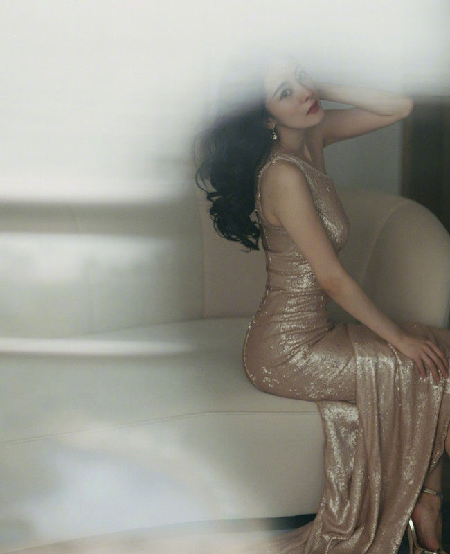 身材好不好一目了然！楊冪穿亮片長裙盡顯凹凸感，長發微卷女人味十足  網友：美得真高調