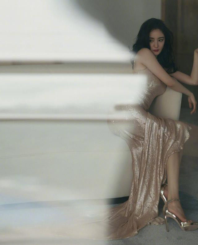 身材好不好一目了然！楊冪穿亮片長裙盡顯凹凸感，長發微卷女人味十足  網友：美得真高調