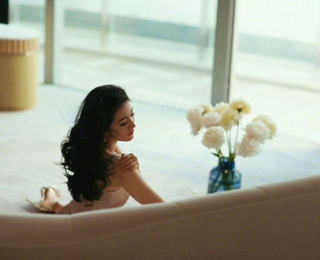 身材好不好一目了然！楊冪穿亮片長裙盡顯凹凸感，長發微卷女人味十足  網友：美得真高調