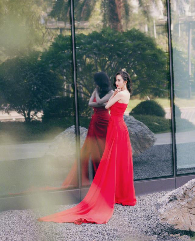 身材好不好一目了然！楊冪穿亮片長裙盡顯凹凸感，長發微卷女人味十足  網友：美得真高調