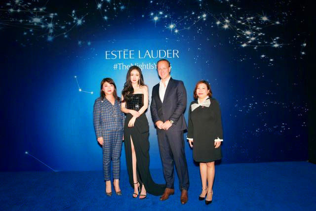 身材好不好一目了然！楊冪穿亮片長裙盡顯凹凸感，長發微卷女人味十足  網友：美得真高調