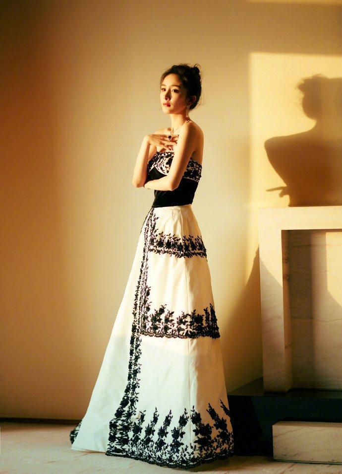 身材好不好一目了然！楊冪穿亮片長裙盡顯凹凸感，長發微卷女人味十足  網友：美得真高調