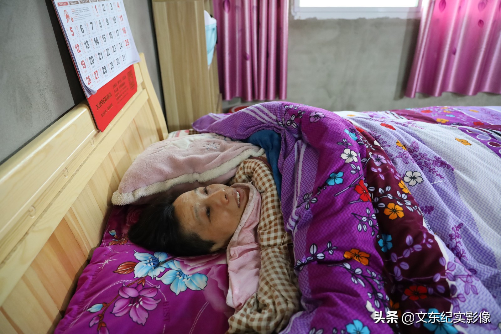 愛情最美模樣！他10年為重症妻「換3萬張尿布翻5萬次身」　從未睡好覺「辛苦卻甘之如飴」