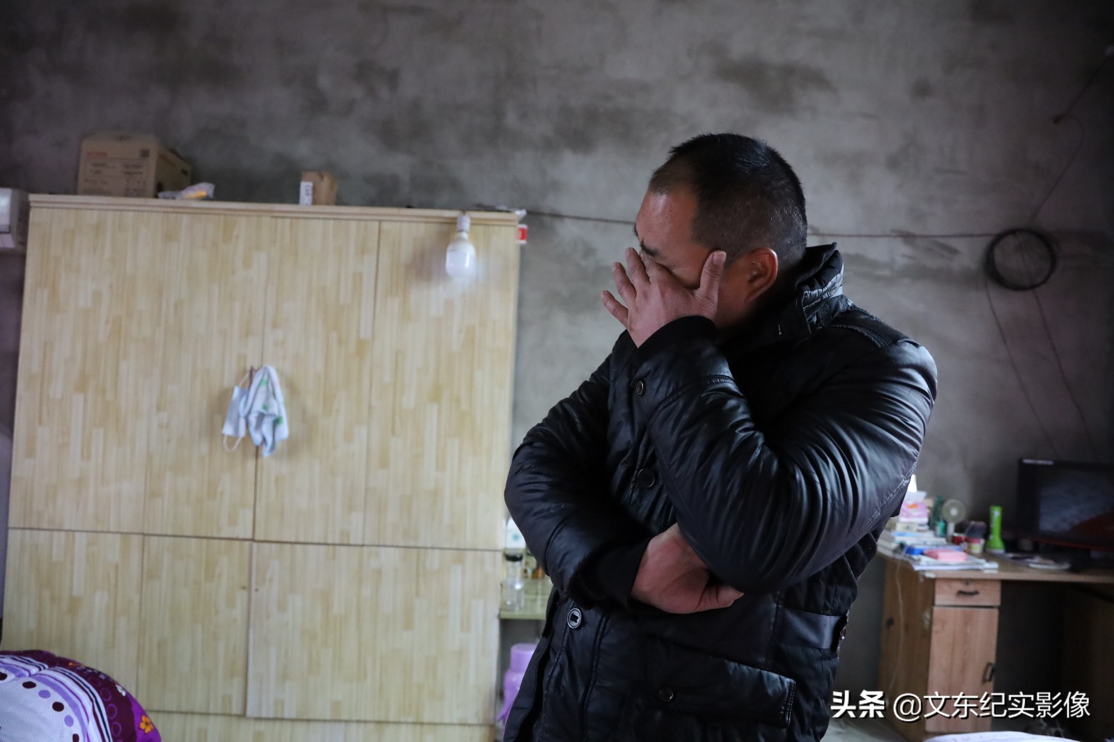 愛情最美模樣！他10年為重症妻「換3萬張尿布翻5萬次身」　從未睡好覺「辛苦卻甘之如飴」