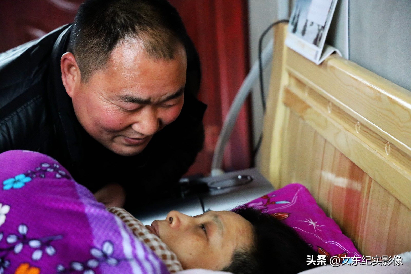 愛情最美模樣！他10年為重症妻「換3萬張尿布翻5萬次身」　從未睡好覺「辛苦卻甘之如飴」