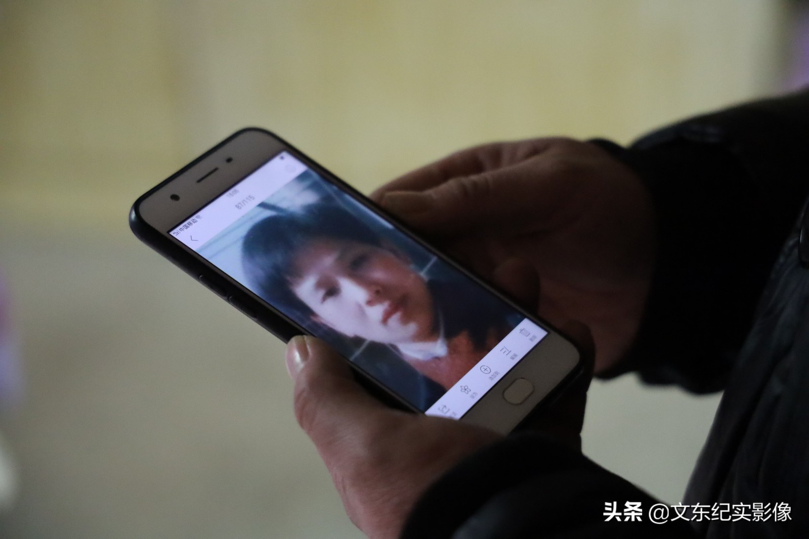 愛情最美模樣！他10年為重症妻「換3萬張尿布翻5萬次身」　從未睡好覺「辛苦卻甘之如飴」