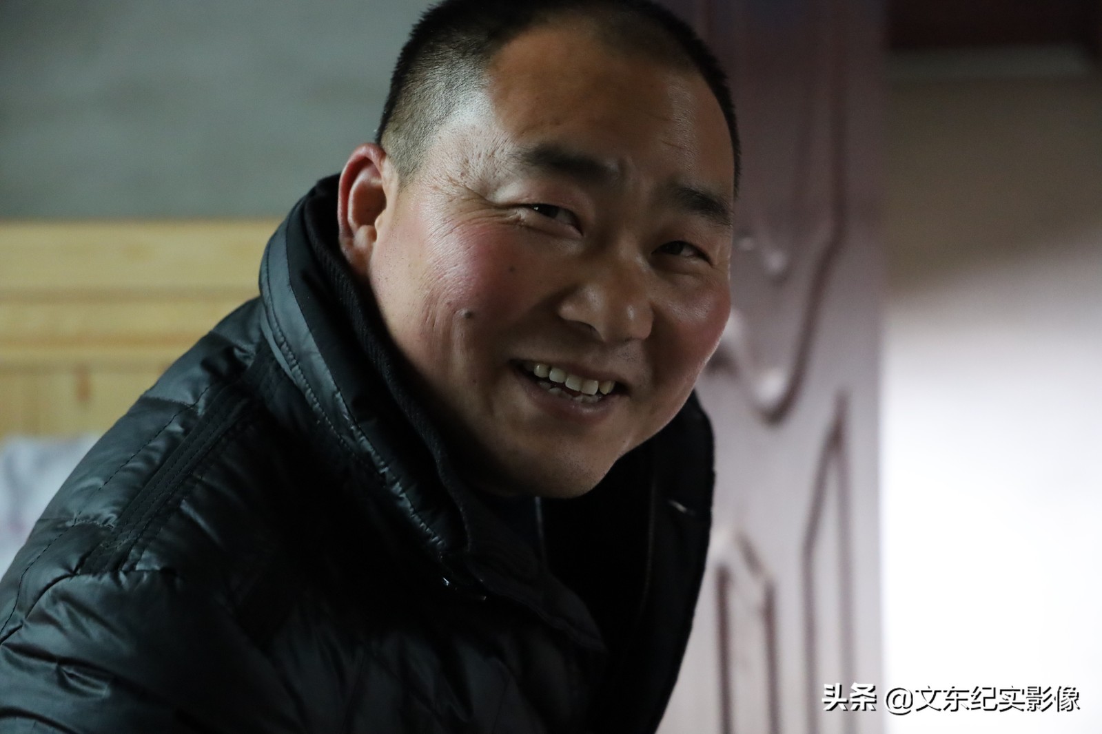 愛情最美模樣！他10年為重症妻「換3萬張尿布翻5萬次身」　從未睡好覺「辛苦卻甘之如飴」