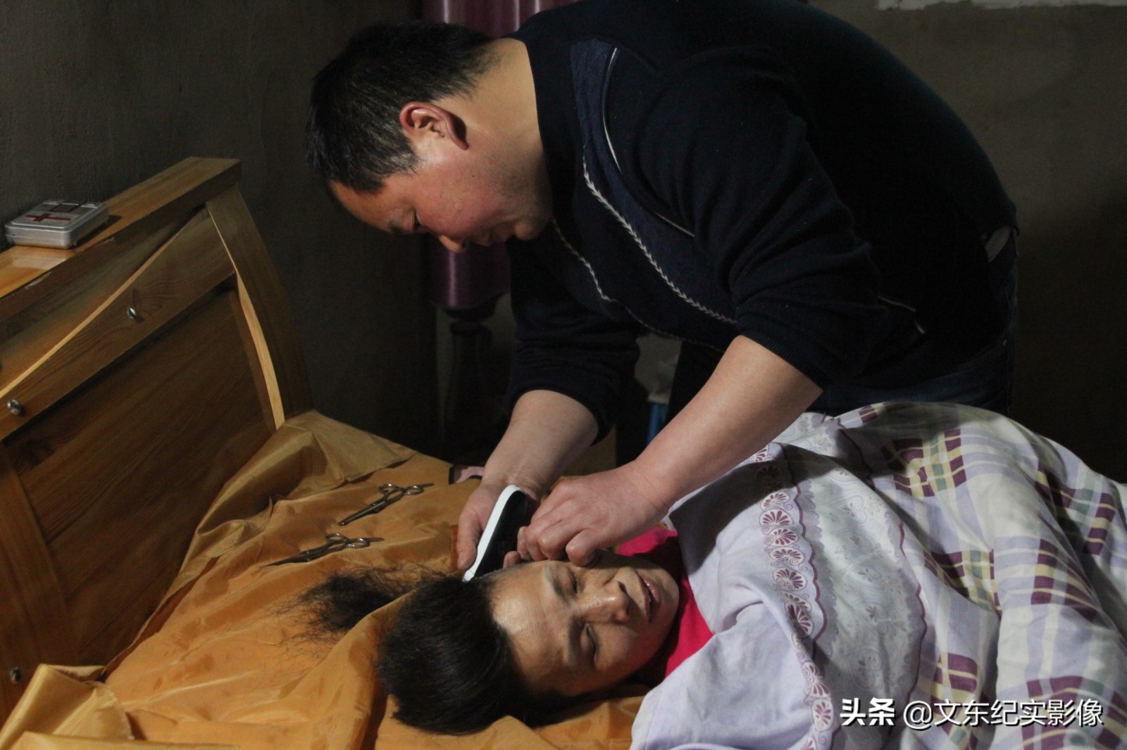 愛情最美模樣！他10年為重症妻「換3萬張尿布翻5萬次身」　從未睡好覺「辛苦卻甘之如飴」