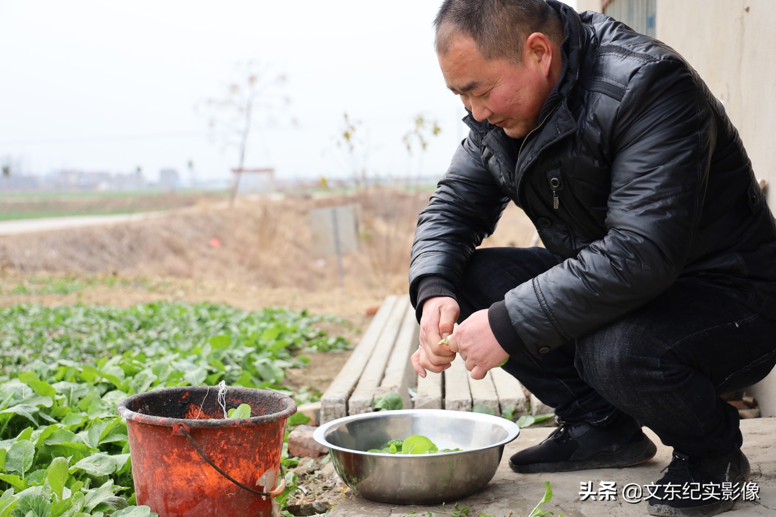 愛情最美模樣！他10年為重症妻「換3萬張尿布翻5萬次身」　從未睡好覺「辛苦卻甘之如飴」