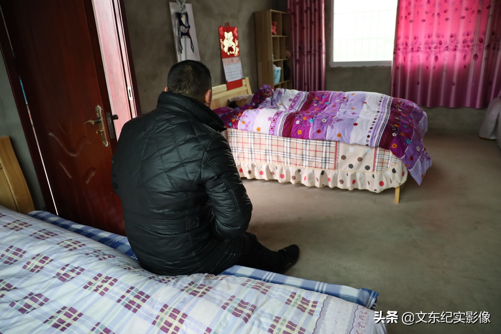 愛情最美模樣！他10年為重症妻「換3萬張尿布翻5萬次身」　從未睡好覺「辛苦卻甘之如飴」