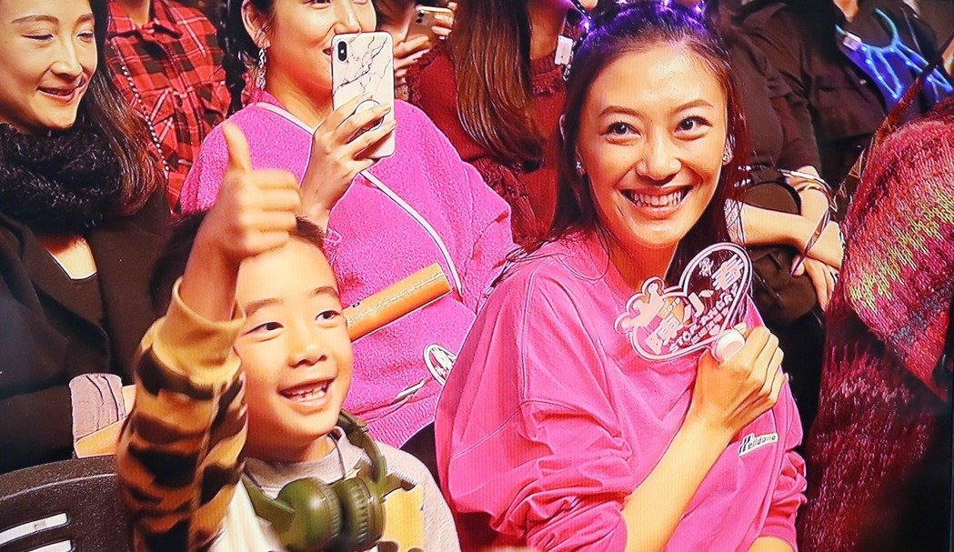 應采兒懷二胎首現身！「衣著寬鬆難掩孕肚」Jasper暖牽母　陳小春「不生女兒」怕成前世仇人