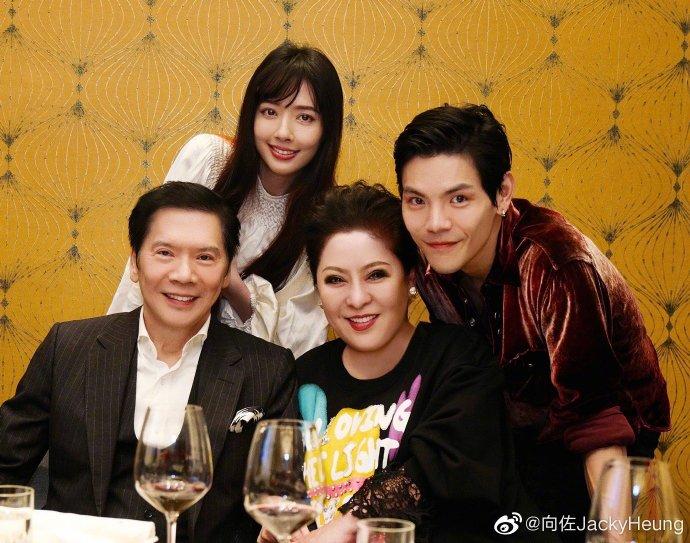 向佐為爸爸向華強慶生「開心曬全家福」親吐內心感恩　首次「有兒媳陪伴身旁」盼加入孫子更完美