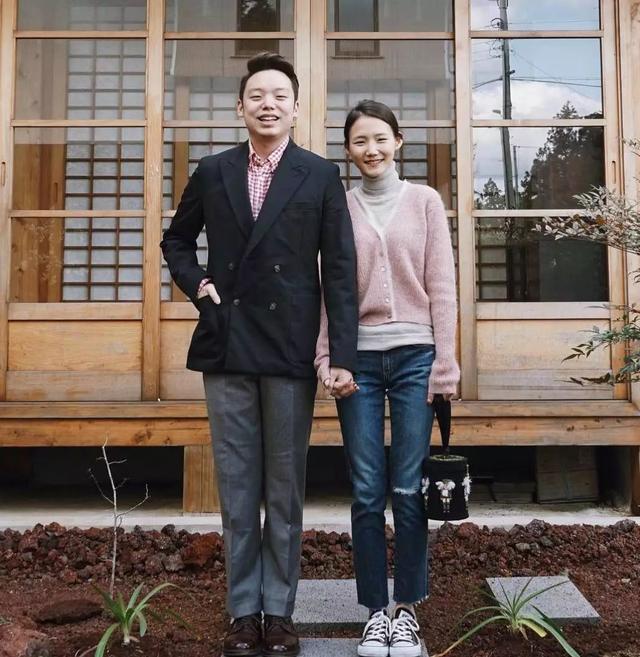 每天都是情人節！年輕夫婦一年365天「情侶裝不重複」深受30萬粉絲愛戴　「在家過田園日常」將生活過成詩