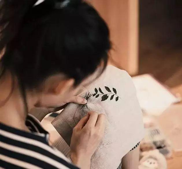 每天都是情人節！年輕夫婦一年365天「情侶裝不重複」深受30萬粉絲愛戴　「在家過田園日常」將生活過成詩