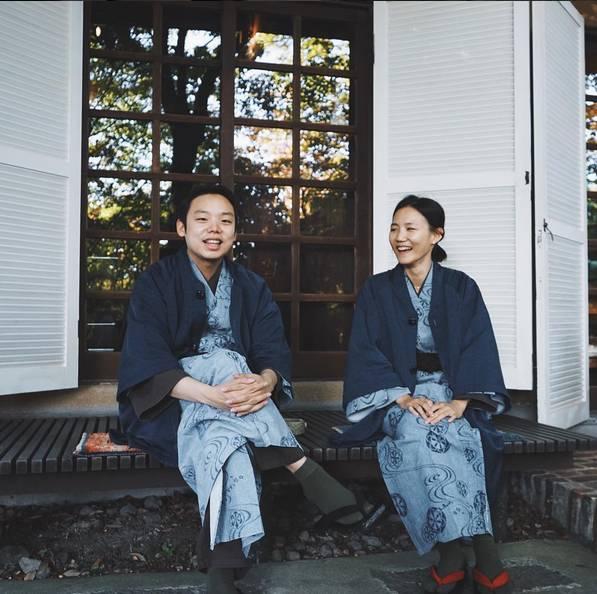 每天都是情人節！年輕夫婦一年365天「情侶裝不重複」深受30萬粉絲愛戴　「在家過田園日常」將生活過成詩