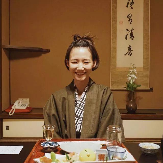 每天都是情人節！年輕夫婦一年365天「情侶裝不重複」深受30萬粉絲愛戴　「在家過田園日常」將生活過成詩