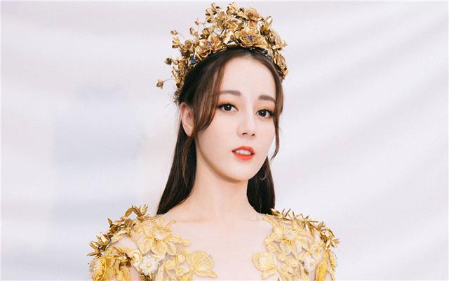 女星全身塗粉底？熱巴從墊子上起來後，暴露了「明星的秘密」    網友：證據清晰可見