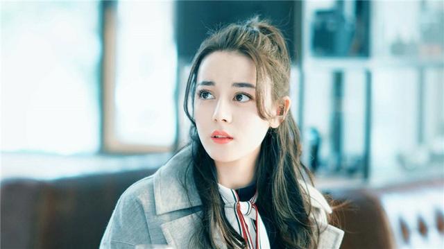 女星全身塗粉底？熱巴從墊子上起來後，暴露了「明星的秘密」    網友：證據清晰可見