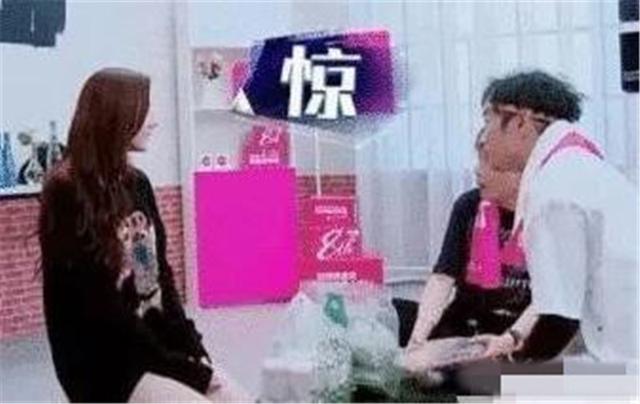 女星全身塗粉底？熱巴從墊子上起來後，暴露了「明星的秘密」    網友：證據清晰可見