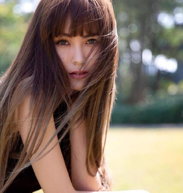 昆凌14歲青澀照曝光!非主流髮型氣質甜美「混血電眼迷人勾魂」,網友:五官深邃似泰國人